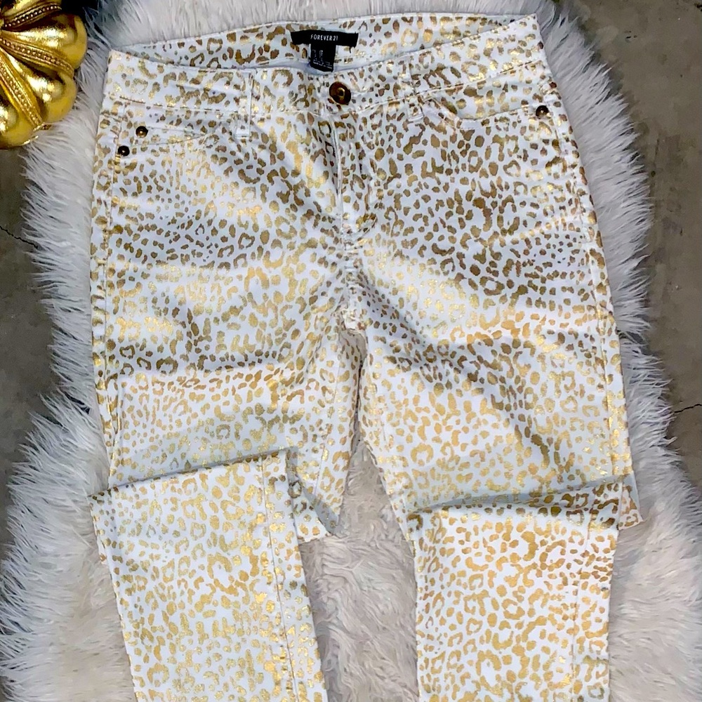 Jeans color white and gold I love the fitting